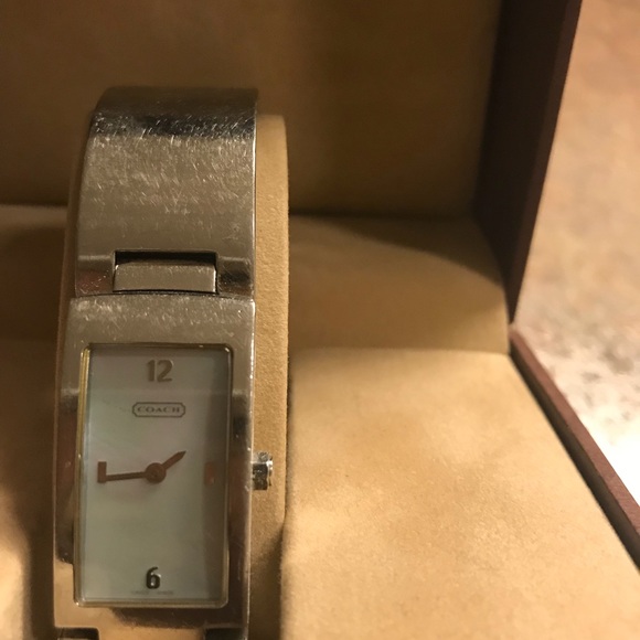 Cute coach watch needs battery - Picture 3 of 3